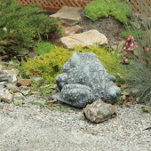 Садовая фигура Лягушка, камень тёмный