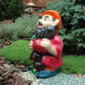Садовая фигура Гном с клубникой, глянец